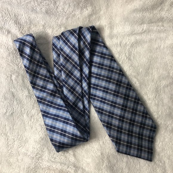 Kenneth Cole Reaction 100% Silk Tie - Picture 2 of 2